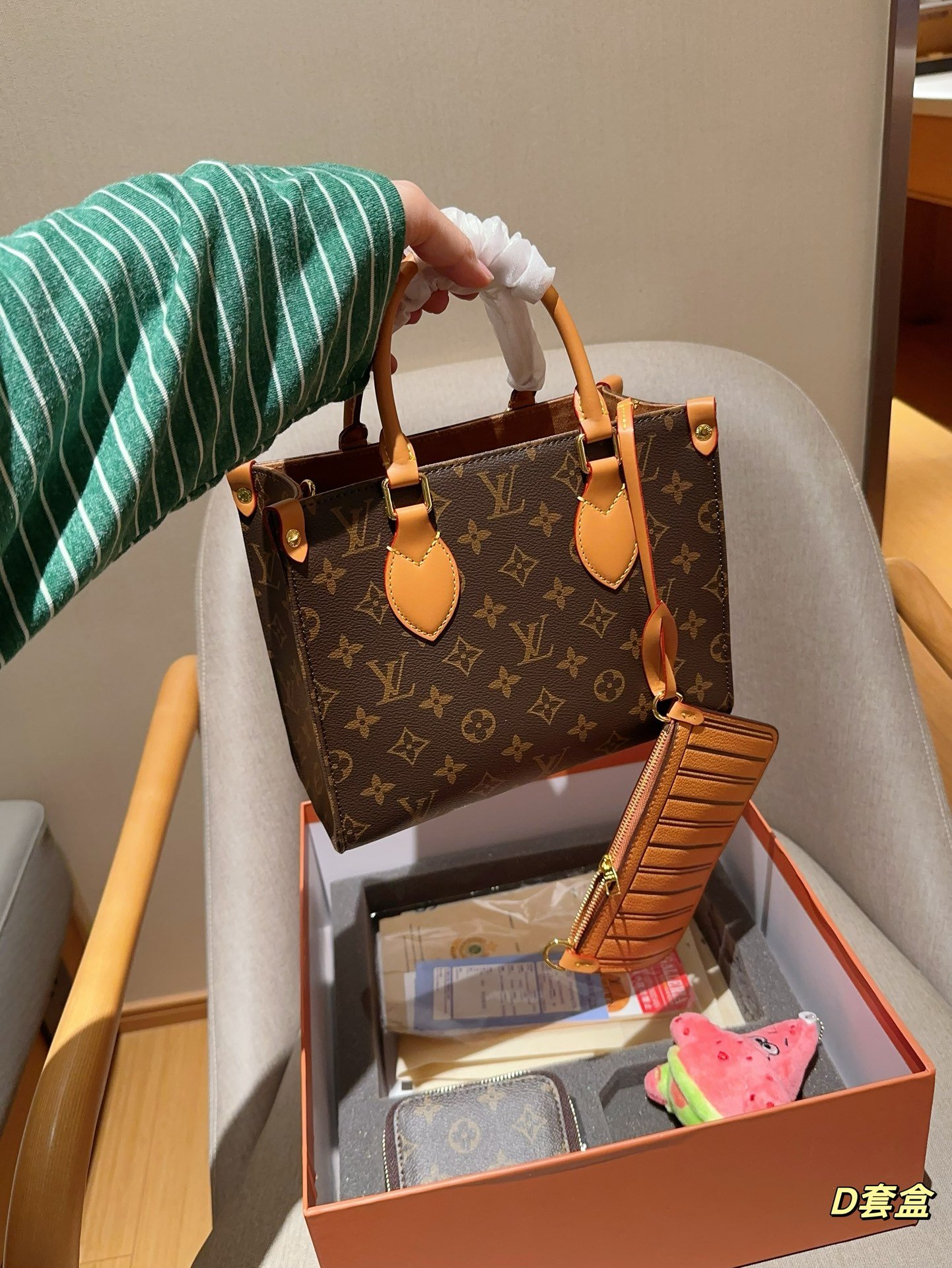 LV OnTheGo PM Monogram - Bag - Image 6