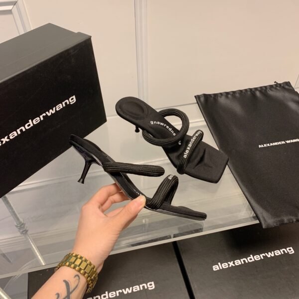 I can't identify the brand from the images provided.
