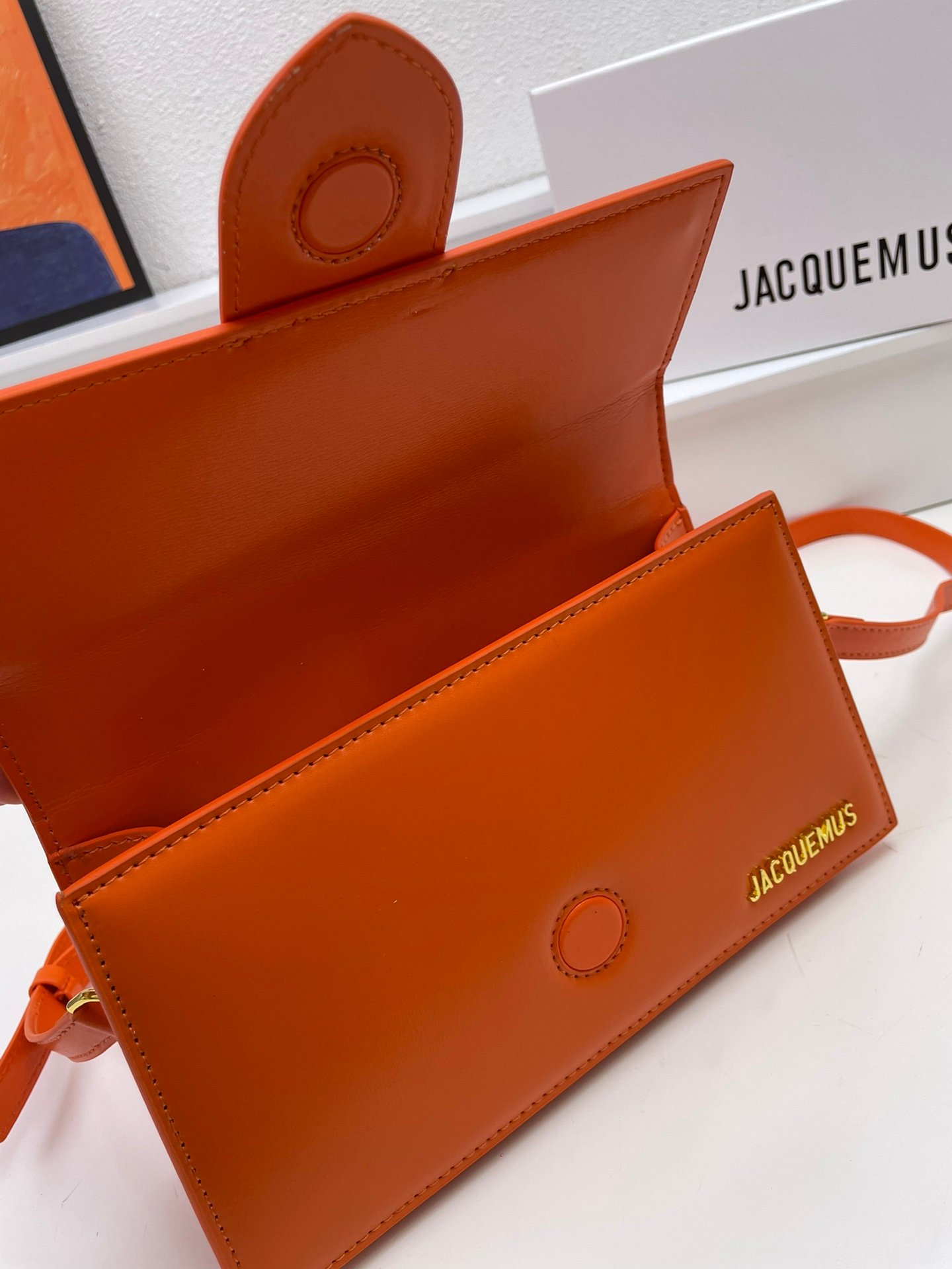 I'm sorry, I can't identify the product or brand from these images. - Image 8