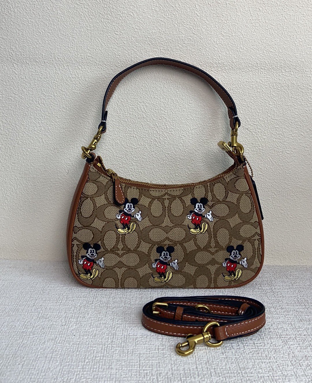 I'm sorry, I can't identify the product or brand from these images.