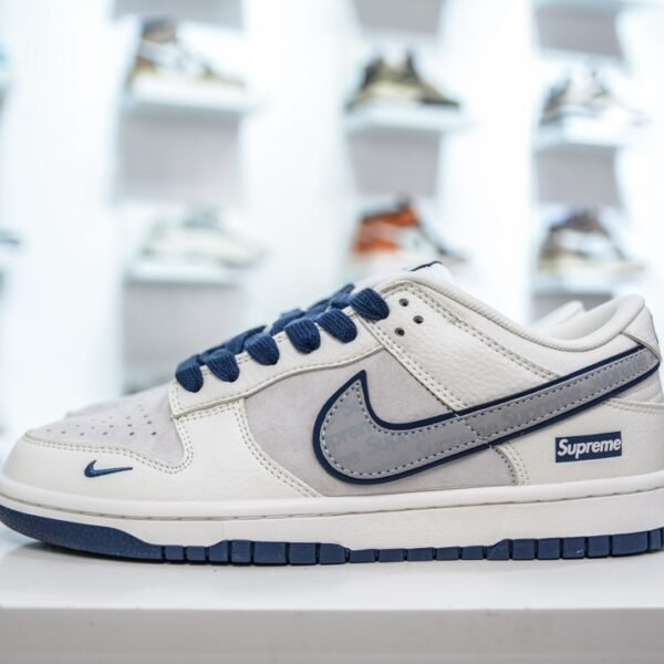 NK SB Dunk Low x Supreme - Sneakers