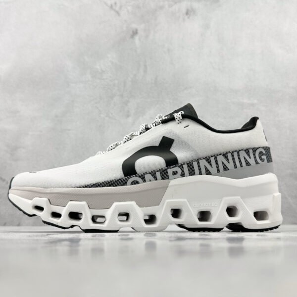 ON Cloudstratus White/Black - Sneakers