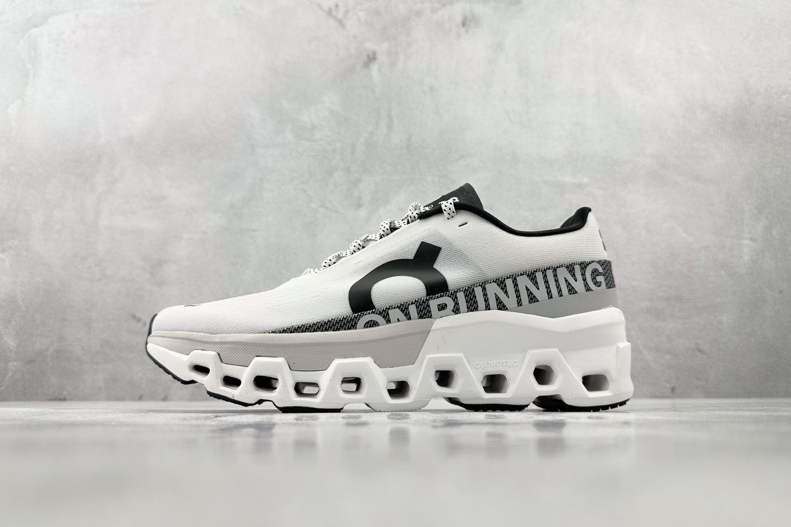 ON Cloudstratus White/Black - Sneakers