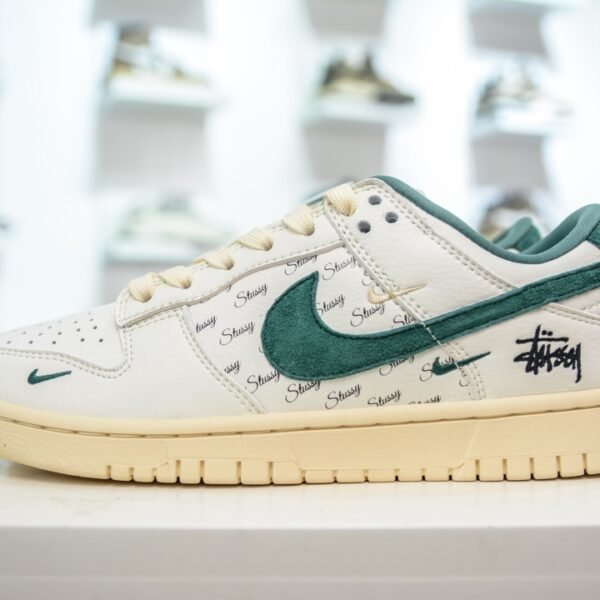NK Dunk Low Pro SB Stussy Cherry - Sneakers