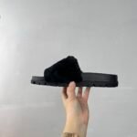 PR Faux Fur Triangle Logo Slides – Slide