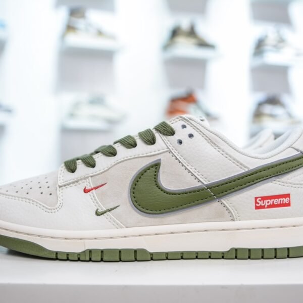 NK SB Dunk Low x Supreme Light Green - Sneakers