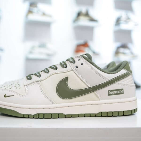 NK SB Dunk Low x Supreme - Sneakers