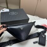 PR Triangle Bag Black Leather – Sac