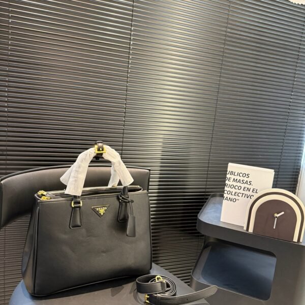 PR Galleria Medium Black Leather - Bag