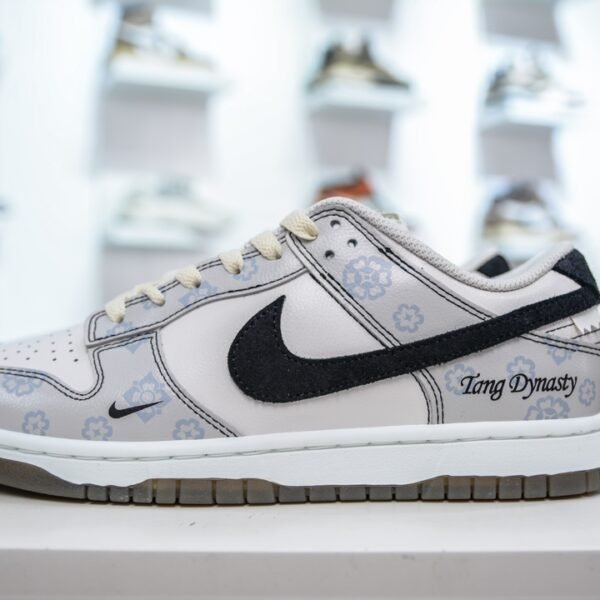 NK Dunk Low Year of the Rabbit - Sneakers