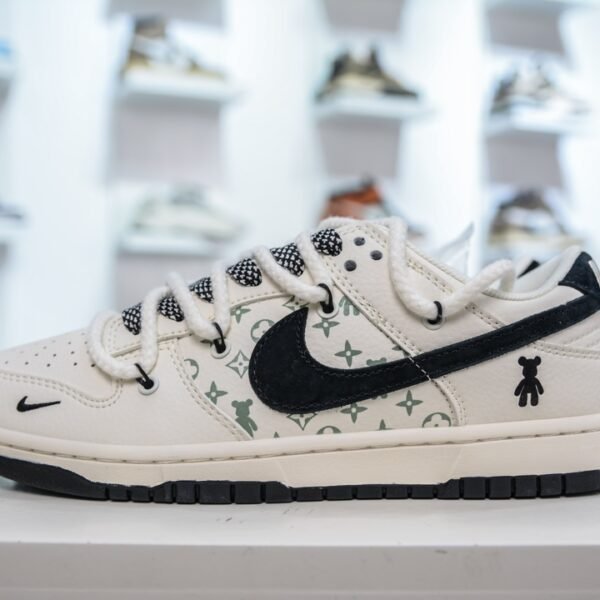 NK Dunk Low Bearbrick - Sneakers
