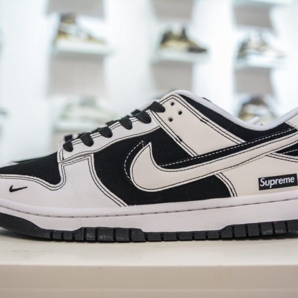 NK Dunk Low x Supreme - Sneakers