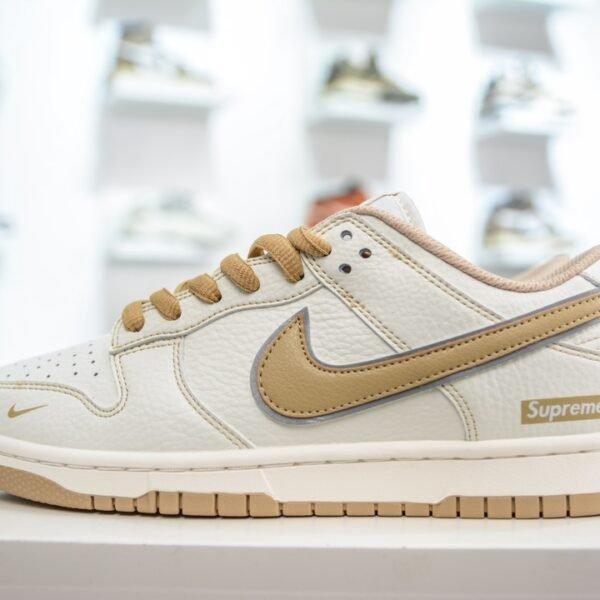 NK Dunk Low Supreme - Sneakers