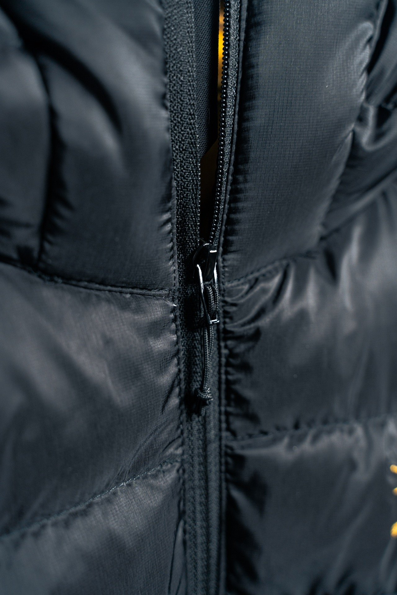 I can't identify the brand or model from these images. - Image 5