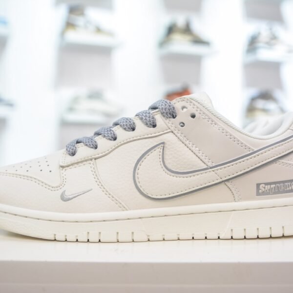 NK SB Dunk Low Supreme White/Silver - Sneakers