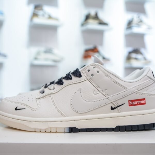 NK SB Dunk Low x Supreme - Sneakers
