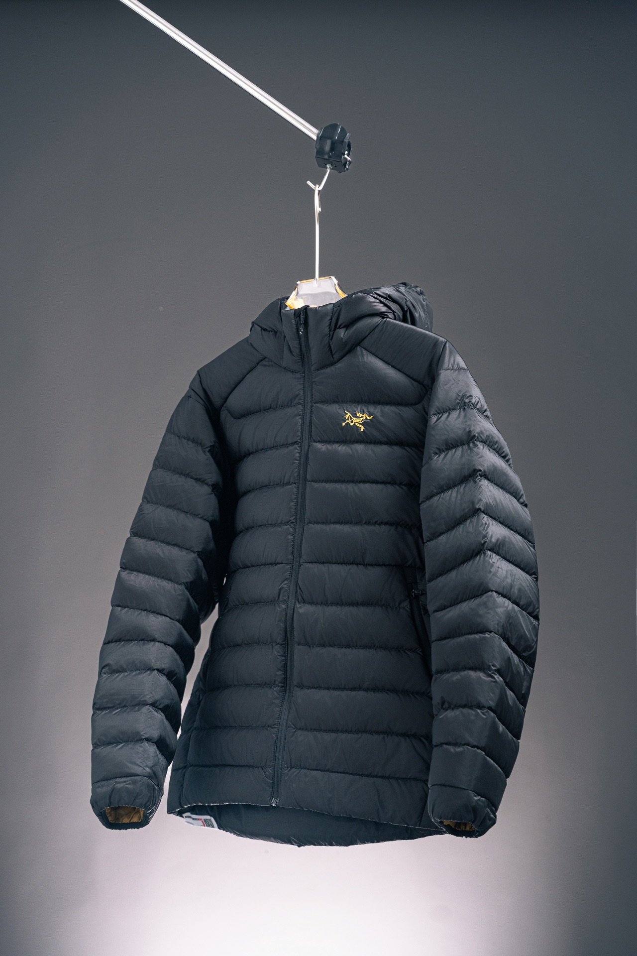 I can't identify the brand or model from these images. - Image 3