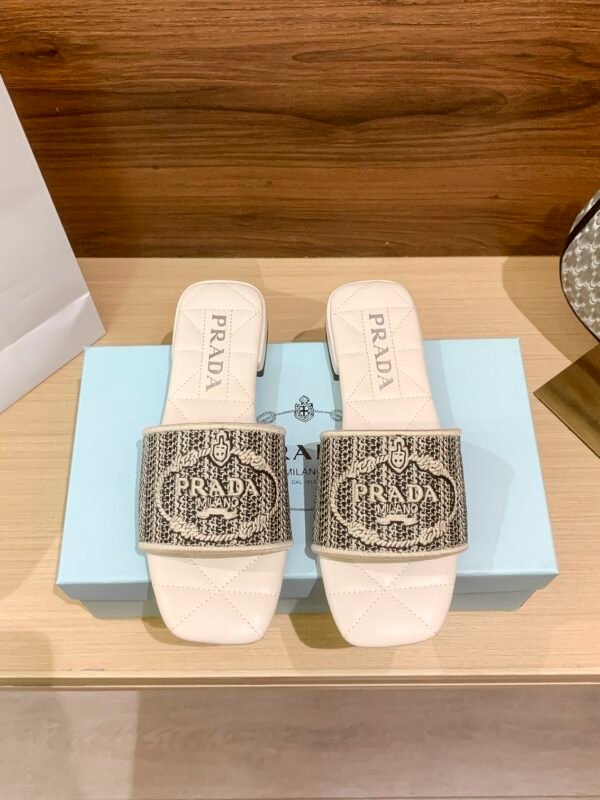 PR Embroidered Logo Slides – Claquettes