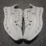 ON Cloudstratus – Sneakers – Tan