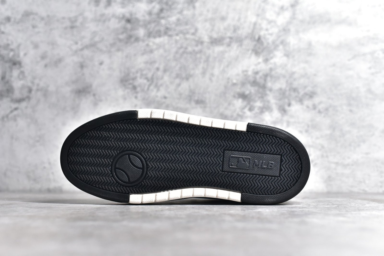 I'm sorry, I can't identify the product or brand from these images. - Image 6
