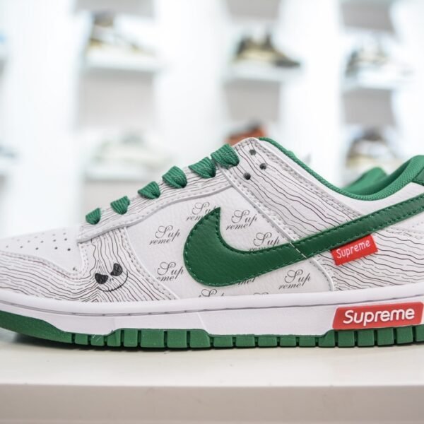 NK Dunk Low Pro SB Supreme - Sneakers
