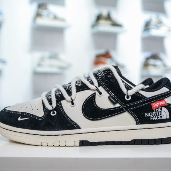 NK Dunk Low x Supreme x TNF - Sneakers