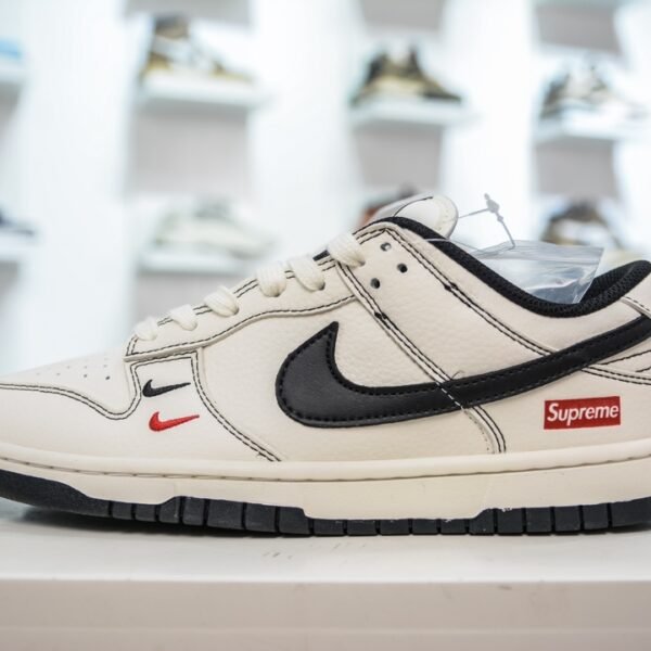 NK SB Dunk Low x Supreme - Sneakers