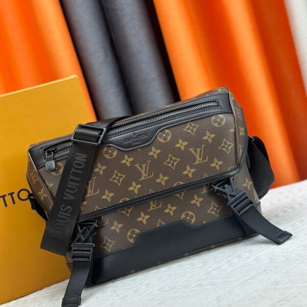 LV Voyager Messenger - Bag