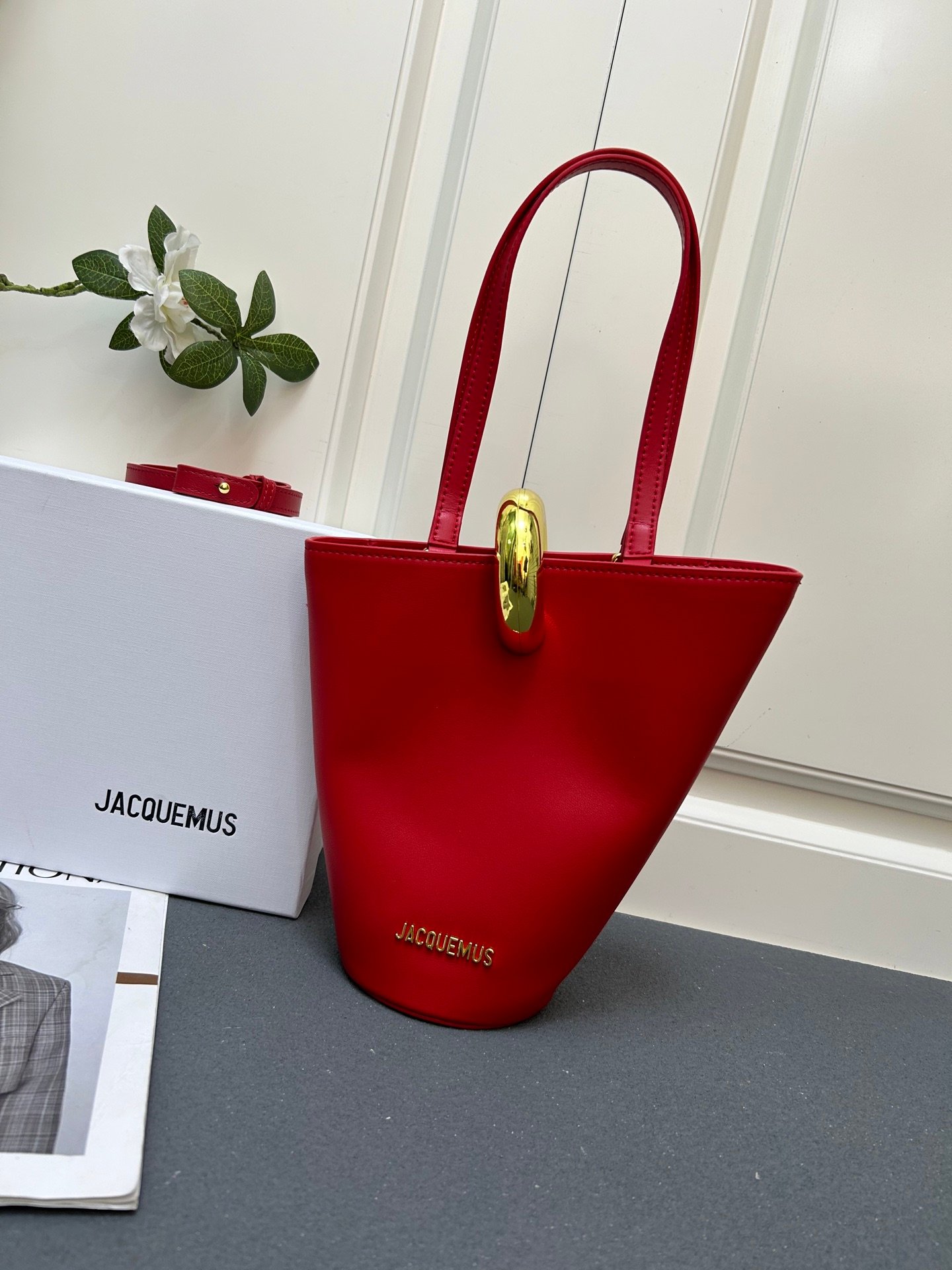 I'm sorry, I can't identify the product or brand from the images. - Image 2