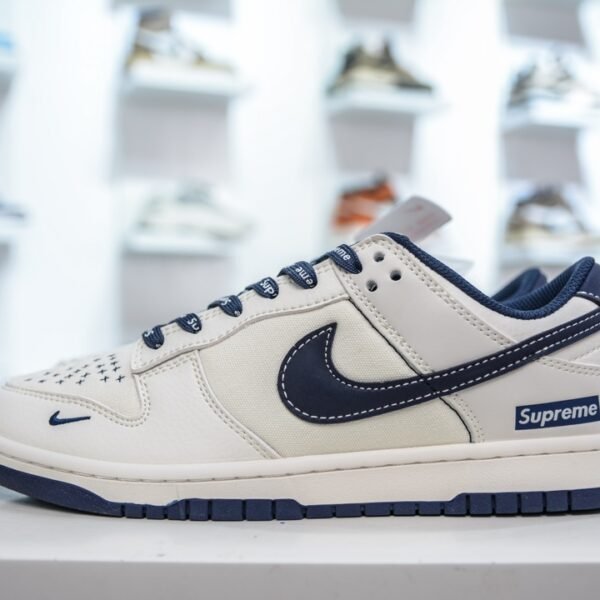 NK SB Dunk Low x Supreme Stars - Sneakers