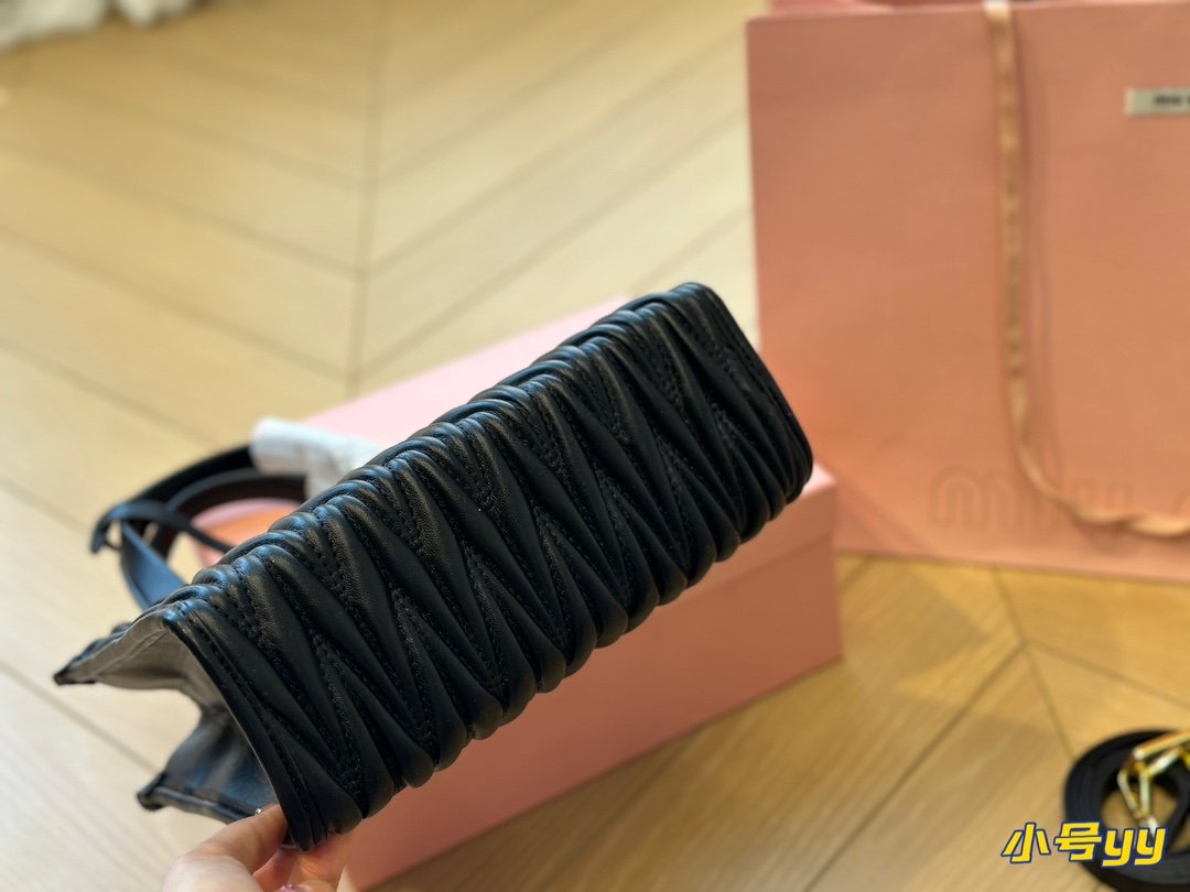 MIU Wander Matelassé Black Leather - Bag - Image 3