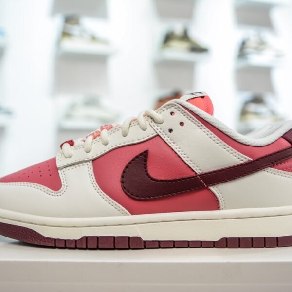 NK Dunk Low Strangelove Pink/Red - Sneakers