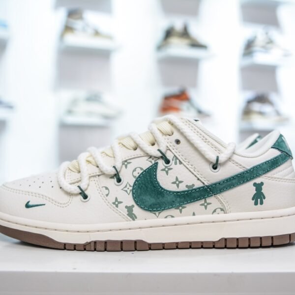 NK Dunk Low SB Medicom Toy Bearbrick - Sneakers
