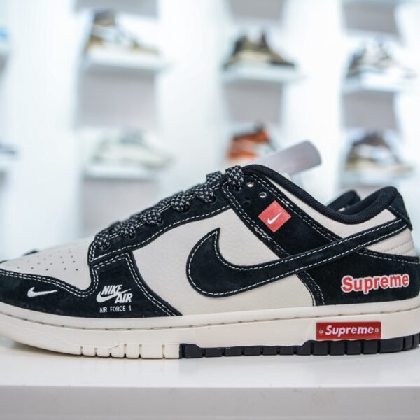 NK Dunk Low x Supreme - Sneakers