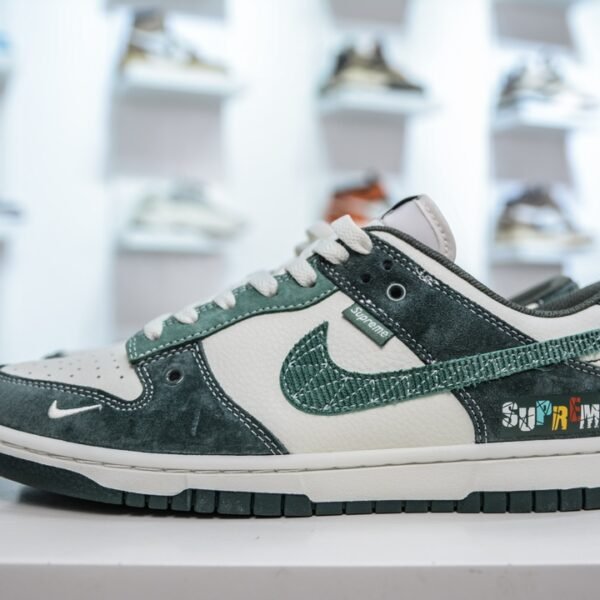 NK SB Dunk Low x Supreme - Sneakers