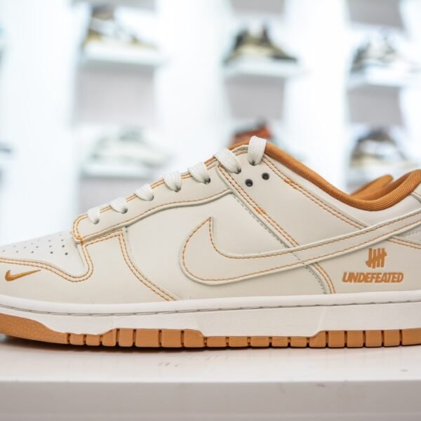 NK Dunk Low x UNDEFEATED - Sneakers