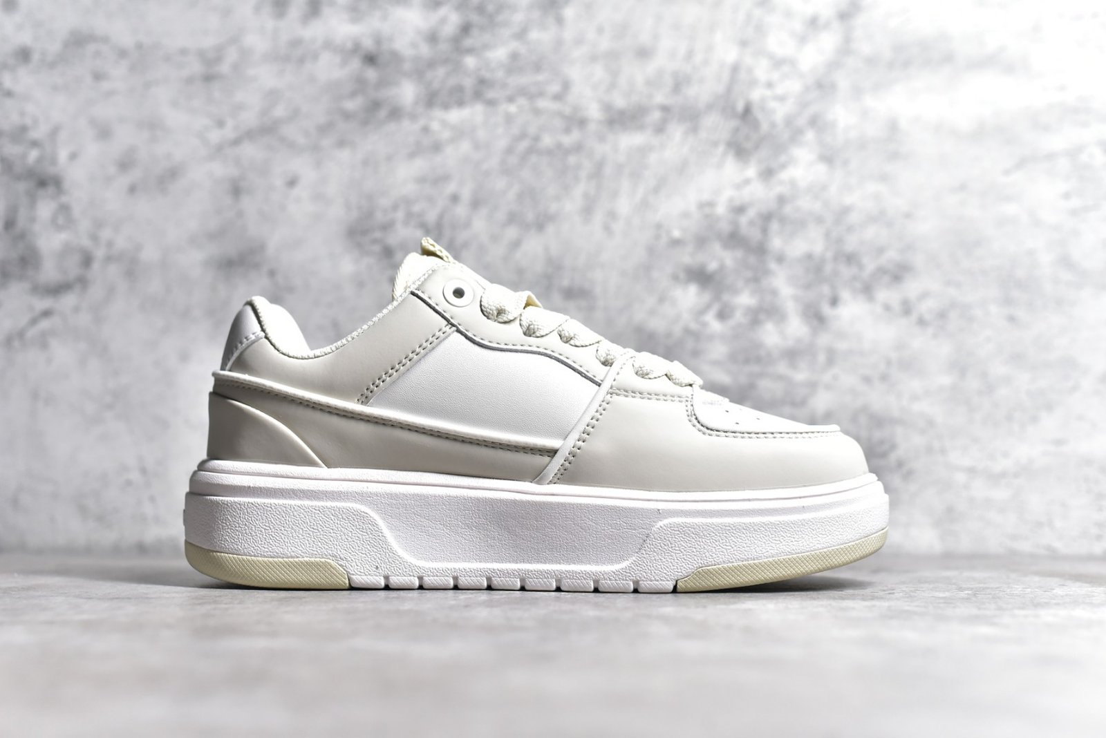 I'm sorry, I can't identify the product or brand from these images. - Image 3