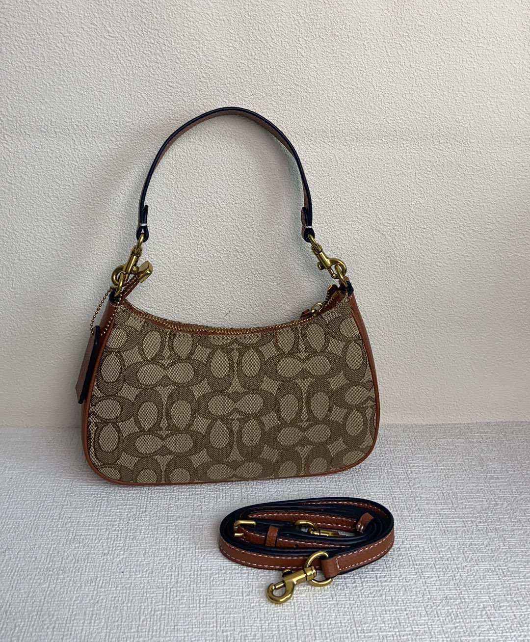 I'm sorry, I can't identify the product or brand from these images. - Image 4