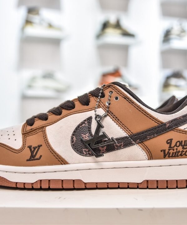 NK Dunk Low x LV – Baskets – Noir