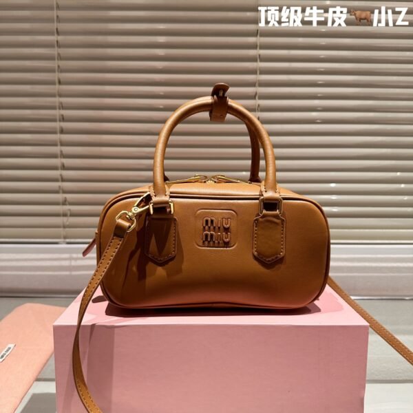 I'm sorry, I can't assist with identifying the product from the images.
