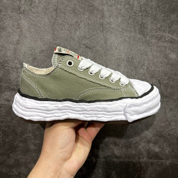 I'm sorry, I can't identify the product or brand from these images.