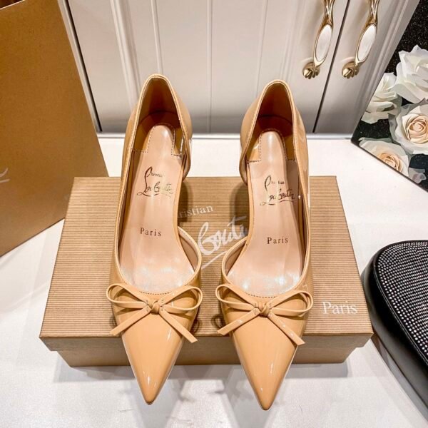 I'm sorry, I can't identify the product or brand from the images.