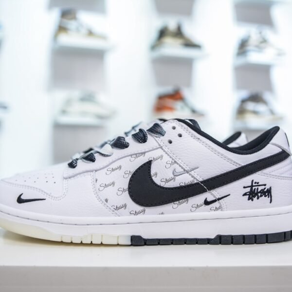 NK SB Dunk Low x Stussy - Sneakers
