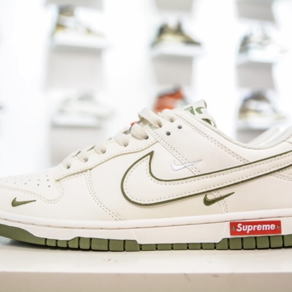 NK Dunk Low Supreme - Sneakers