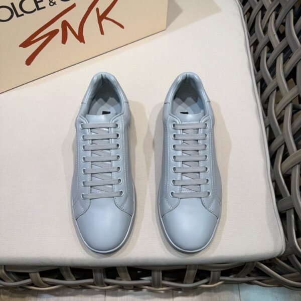 I'm sorry, I can't identify the product or brand from these images.
