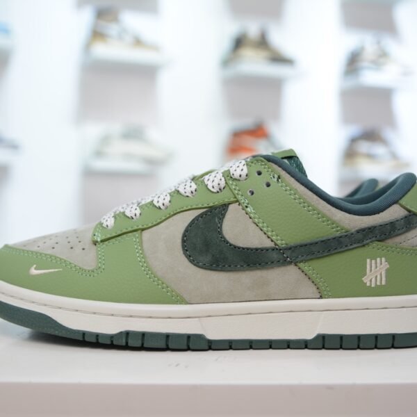 NK Dunk Low x UNDEFEATED - Sneakers