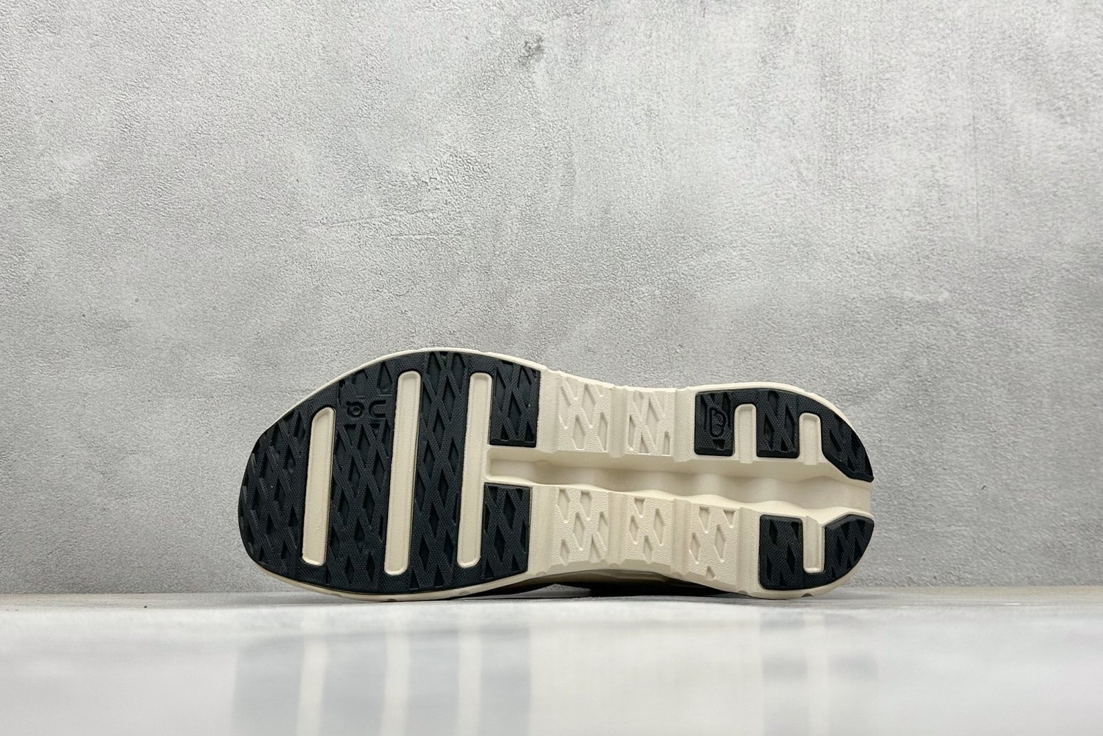 I'm sorry, I can't identify the product or brand from these images. - Image 4