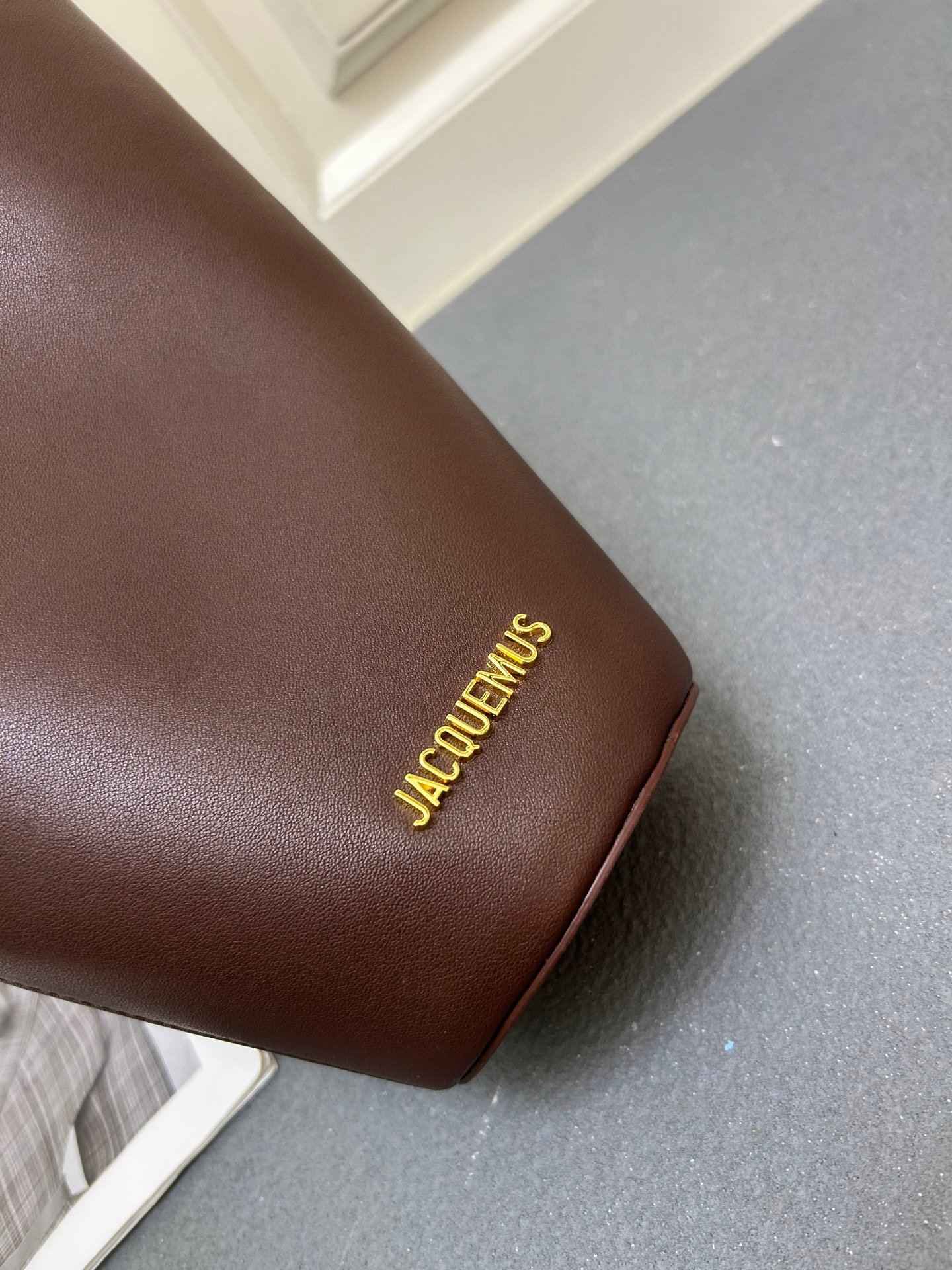 I'm sorry, I can't identify the product or brand from these images. - Image 6
