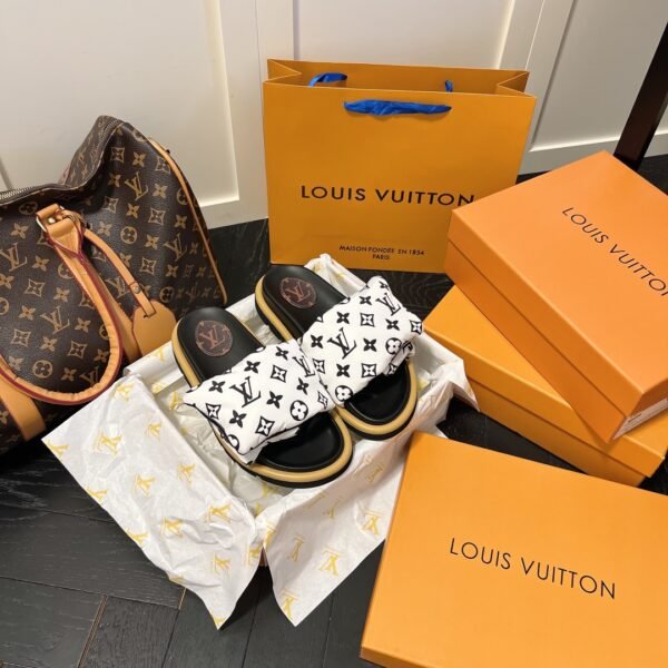 LV Pool Pillow Comfort - Slides