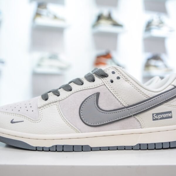 NK SB Dunk Low x Supreme - Sneakers